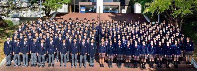 関西創価中学校の3年生が決意を新たに（10月30日、創大中央図書館前で）