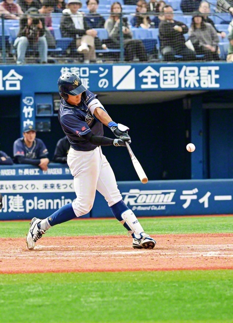 五回表、右越えに2点本塁打を放つ立石（横浜スタジアムで）