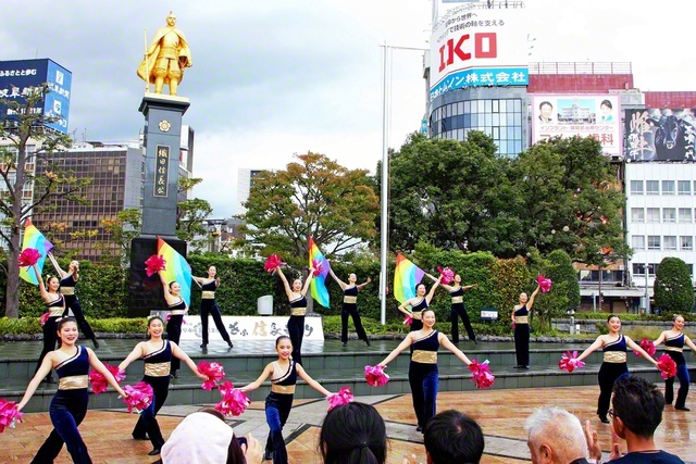 学会歌メドレーなどを笑顔で披露した創価中部ブリリアンス・オブ・ピース（1日、岐阜市内で）