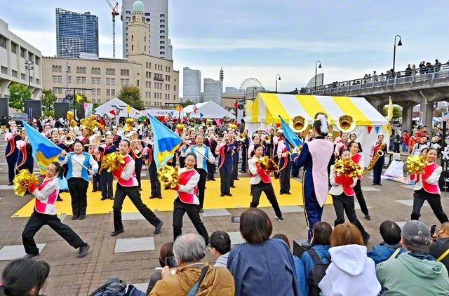 躍動感あふれる演奏・演技で聴衆を沸かせた首都圏の富士鼓笛隊（2日、横浜市内で）