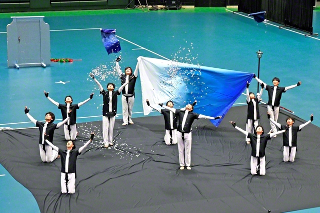 創価中部ファーストスターズの一糸乱れぬ演技に、会場から大きな拍手が送られた（同日、名古屋市内で）