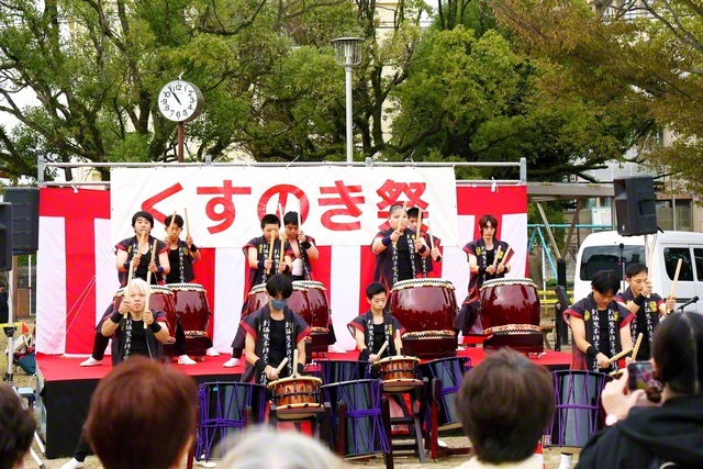 創価熊本師子吼太鼓団がオリジナル曲「一打勇進」を力強く（同日、熊本市内で）