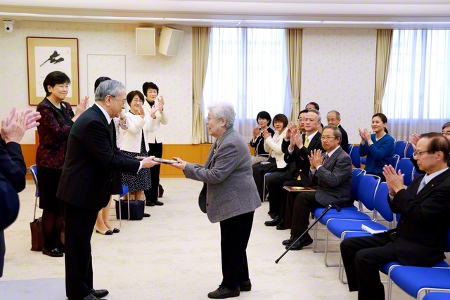 「広布文化賞」の授与式。原田会長が、受賞者に記念の盾を手渡した（学会本部第2別館で）