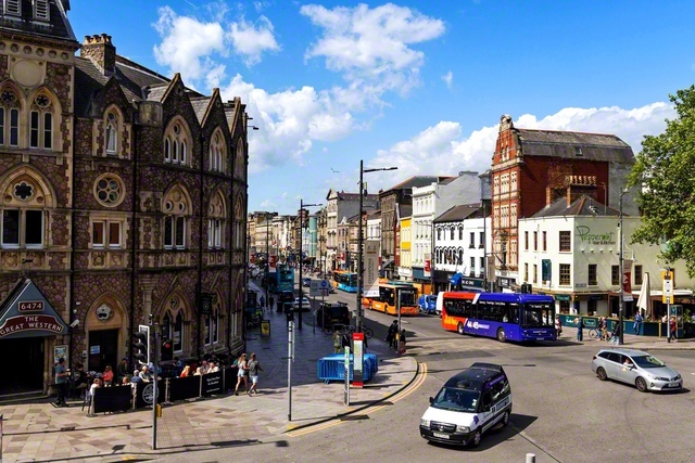 イギリスの構成国の一つウェールズの首都カーディフ。標識や看板などには、英語とウェールズ語が並ぶ