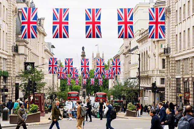 イギリスの中心地ロンドン。多様な人々が通りを行き交い、路上を走る赤いバスが街を彩る