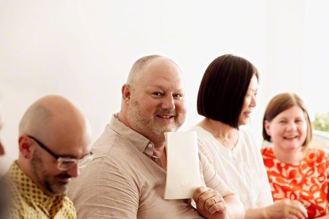 カメラに気付き、にっこり