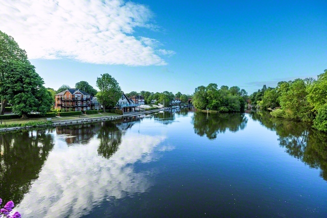 タプロー・コート総合文化センターの近くを流れるテムズ川。川風を感じながら、友は地道に誠実に、地域に信頼と友情の輪を広げてきた。2004年には、地元の南バッキンガム州の州議会から池田先生とイギリスSGIに同州初となる「地域貢献賞」が贈られている