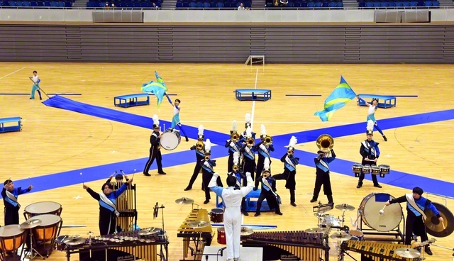 希望に満ちた未来を目指し、若々しく成長を重ねる決意を込めて披露した創価和歌山ブルーイーグルスの演技（大阪市内で）