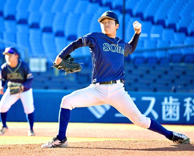 リズムの良い投球で8回を投げ切った齋藤（横浜スタジアムで）