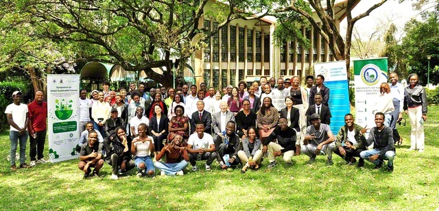 持続可能な未来へ、活発に議論を交わした参加者がナイロビ大学で記念撮影。シンポジウムでは学生の有志が環境問題をテーマにした寸劇や自作の詩を披露した（10月16日）
