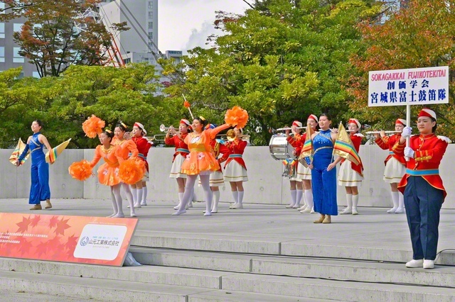 宮城県富士鼓笛隊（庄子貴子部長）は仙台市内で行われた第37回「青葉区民まつり」に出演。学会歌「世界広布の歌」などを元気いっぱいに披露した