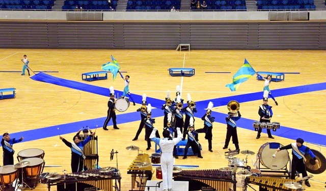 希望に満ちた未来を目指し、若々しく成長を重ねる決意を込めて披露した創価和歌山ブルーイーグルスの演技（大阪市内で）