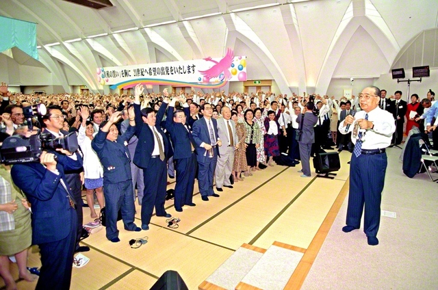 1995年10月、神戸で行われた21世紀兵庫希望総会（兵庫池田文化会館で）。池田先生は、「兵庫は、大震災の大試練を乗り越え、立ち上がってこられた」と不屈の精神を讃えつつ、「信心とは『無限の希望』を生む知恵である。『永遠の希望』を生む知恵である」と呼びかけた