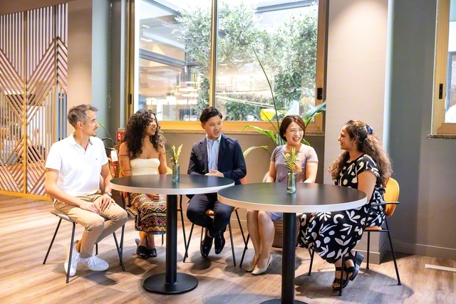 語らいに花を咲かせた日本と欧州のリーダー。左からフランスのサラドフ副青年部長、バルボーザ欧州青年委員会副委員長、梁島SGI男子部長、大串同女子部長、スイスのタンドン学生部長