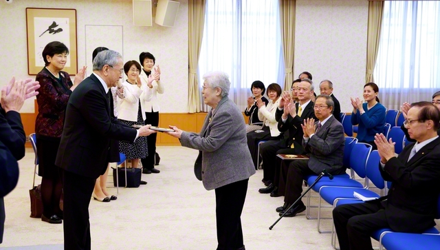 「広布文化賞」の授与式。原田会長が、受賞者に記念の盾を手渡した（学会本部第2別館で）