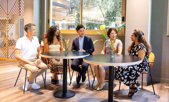 語らいに花を咲かせた日本と欧州のリーダー。左からフランスのサラドフ副青年部長、バルボーザ欧州青年委員会副委員長、梁島SGI男子部長、大串同女子部長、スイスのタンドン学生部長