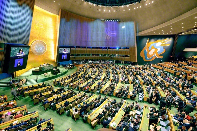 昨年3月に東京・新宿区の国立競技場で行われた「未来アクションフェス」。約7万人が会場に集い、約50万人がライブ配信を視聴する中、青年意識調査をもとにした共同声明が発表された（写真上）。その後、ニューヨークの国連本部で昨年9月に開催された「未来サミット」では、「未来のための協定」が採択。“若者の政策決定への意味ある参画”をはじめ、アクションフェスの共同声明で求めた数項目の主張と重なる内容が盛り込まれた（同下）