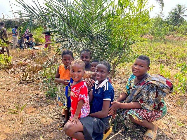 トーゴ共和国で創価学会などが進めた森林再生支援のプロジェクト。子どもたちも笑顔で“未来のための労作業”を見つめる