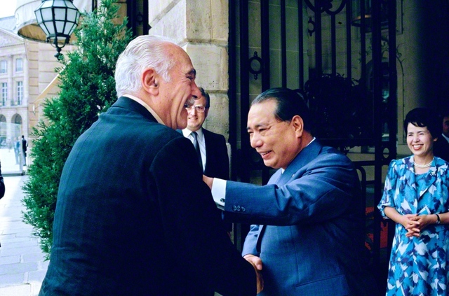 1983年6月、ローマクラブの創設者であるアウレリオ・ペッチェイ博士と、5度目の語らいを行う池田先生（フランスのパリで）。持続可能な地球社会の構築に向けて、人間の内面の変革の重要性などを論じ合った対話は、対談集『21世紀への警鐘』として結実。これまで、英語やイタリア語、スペイン語をはじめ、16言語で出版されてきた