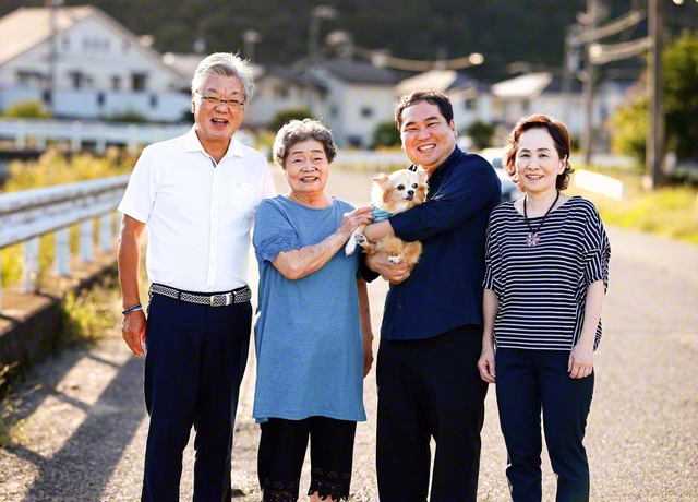 ユーチューブを始めて以来、家族の会話の中心はおばあちゃん（左から、長男・富男さん、泰子さん、孫・竜二さん、長男の妻・清美さん）