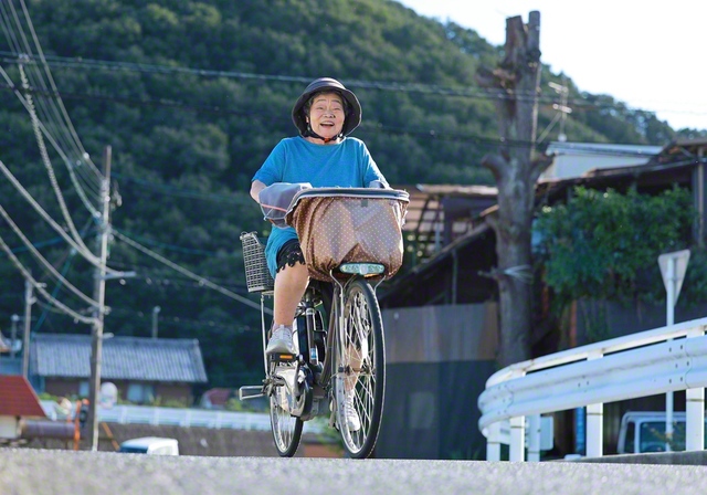 お手製の麦わら帽子風ヘルメットを装着し、さっそうとプールへ。お仲間との水中を歩きながらのおしゃべりは「いつも同じことばっかり話しとる」