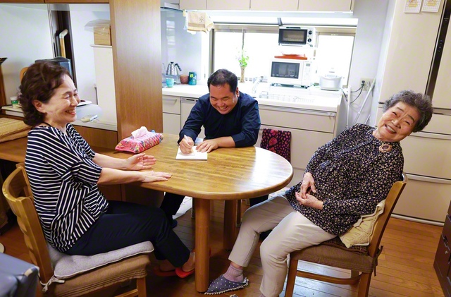 嫁の清美さん㊧、孫の竜二さん㊥と、台本の打ち合わせ。泰子さんも楽しそう