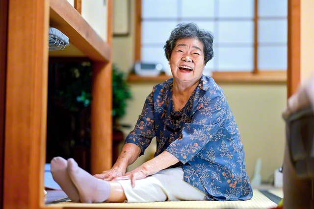 下西さんは週6日、自転車でプールへ通い、1時間ほど元気に歩く。ステーキ600グラムをペロリと平らげ、「腹が減るんじゃけえ、しょうがない」。悠々自適に日々を彩る