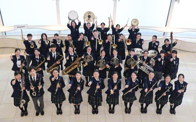 関西創価高校の吹奏楽部が記念撮影
