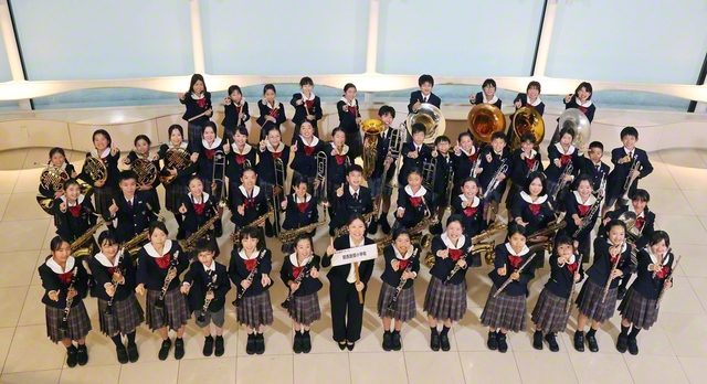 関西創価小学校のアンジェリック・ブラスバンドが記念撮影