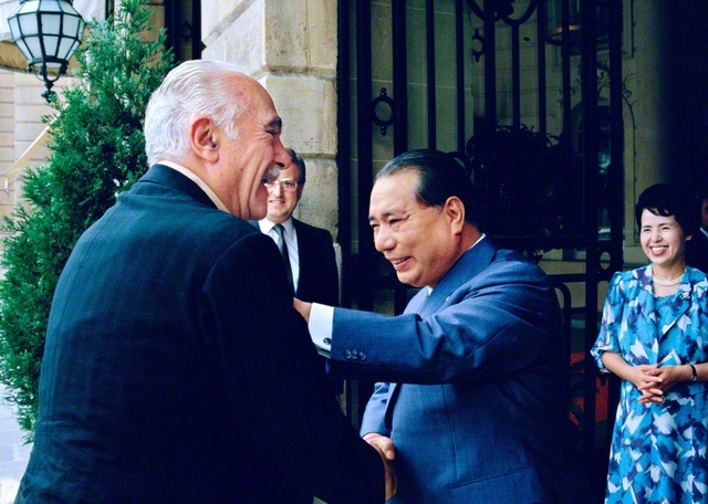 1983年6月、ローマクラブの創設者であるアウレリオ・ペッチェイ博士と、5度目の語らいを行う池田先生（フランスのパリで）。持続可能な地球社会の構築に向けて、人間の内面の変革の重要性などを論じ合った対話は、対談集『21世紀への警鐘』として結実。これまで、英語やイタリア語、スペイン語をはじめ、16言語で出版されてきた