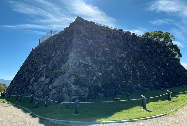 戦国時代の野面積みが残る郡山城の天守台