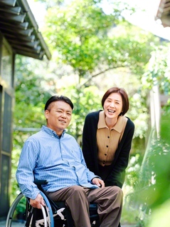 脇本さん㊧は20代から座談会の御書講義を担当する。「正直、もう代わってもらえたら（笑）」。昨年、地区女性部長になったゆかりさんは笑いながらも「それは無理！」と。仲むつまじい理想の夫婦