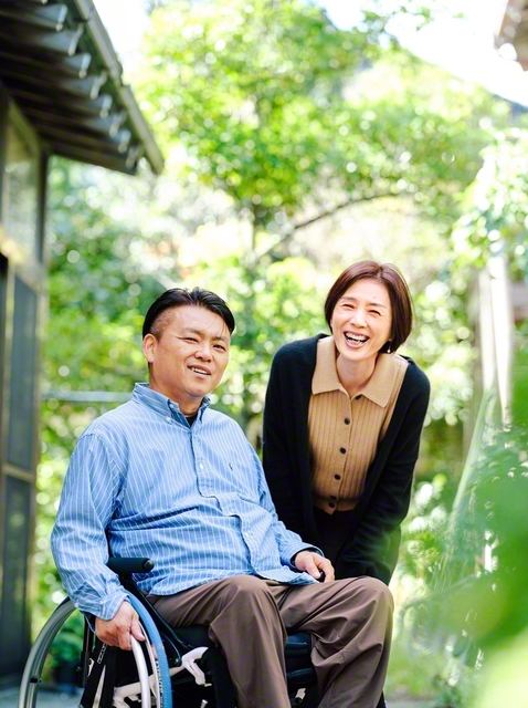 脇本さん㊧は20代から座談会の御書講義を担当する。「正直、もう代わってもらえたら（笑）」。昨年、地区女性部長になったゆかりさんは笑いながらも「それは無理！」と。仲むつまじい理想の夫婦