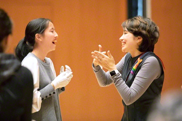 合唱団のメンバーと手話で言葉を交わすコロンさん㊨　©Mariko　Tagashira