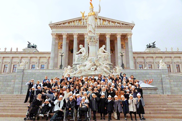 特別公演を行ったウィーンの国会議事堂の前で（昨年2月）　©Miyuki　Hori