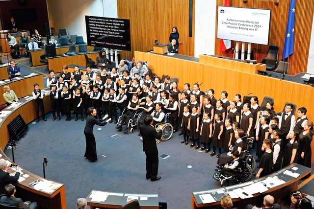 招へいを受け、オーストリア国会議事堂での特別公演が実現。「手歌」と合唱を交えたパフォーマンスに場内は感動に包まれた（昨年2月）　©Miyuki　Hori