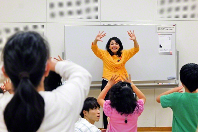 子どもたちと「手歌」の練習をするコロンさん　©Mariko　Tagashira