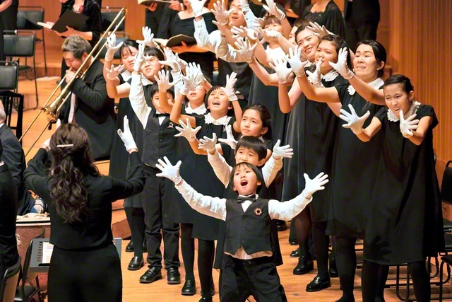 白い手袋をしながら、いきいきとした表情で「手歌」を披露する　©Mariko　Tagashira