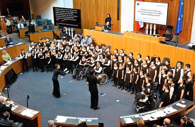 招へいを受け、オーストリア国会議事堂での特別公演が実現。「手歌」と合唱を交えたパフォーマンスに場内は感動に包まれた（昨年2月）　©Miyuki　Hori