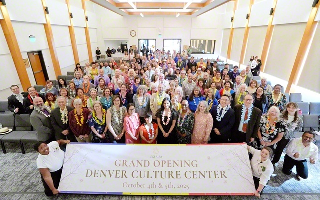 新宝城の誕生を記念し、地元の同志が記念のカメラに(10月4日、デンバー文化会館で)