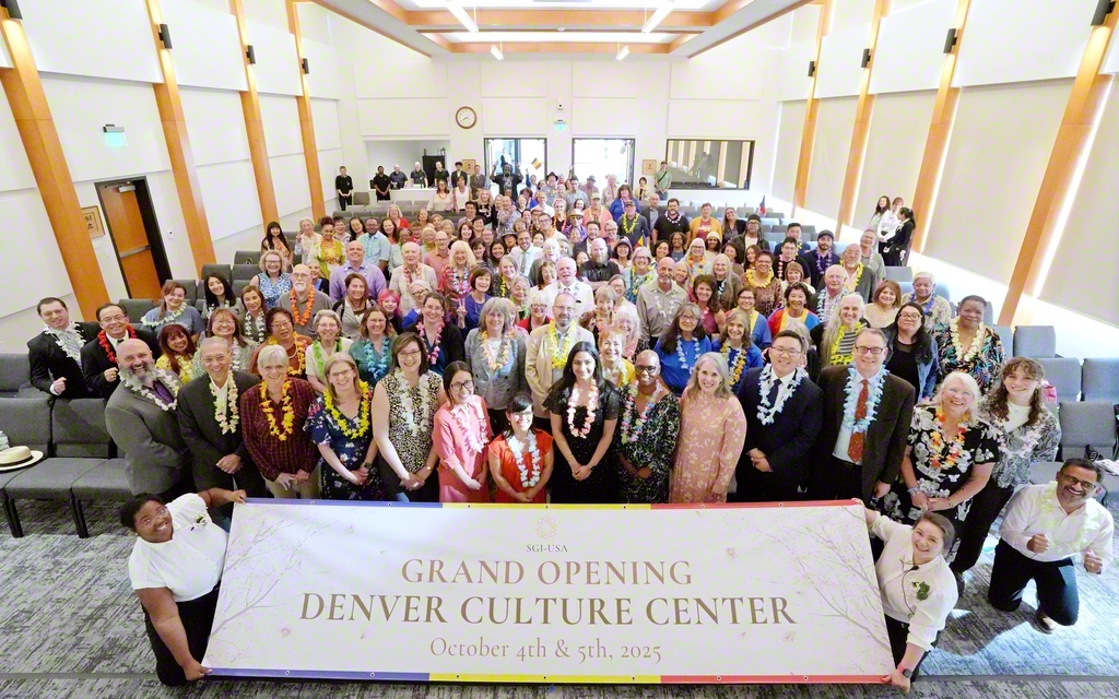 新宝城の誕生を記念し、地元の同志が記念のカメラに（10月4日、デンバー文化会館で）