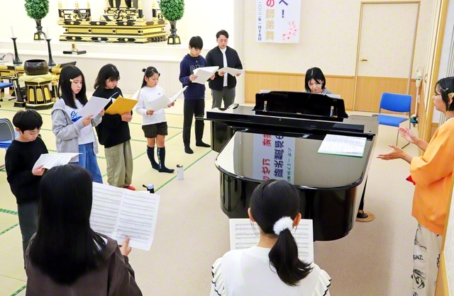 練習に取り組む宮城県青葉少年少女合唱団。指揮を担当するスタッフは、参考動画を見て練習し技術を磨くなど、メンバーを支える大人も一緒に成長している（10月25日、東北文化会館で）