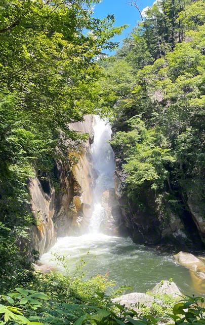 山梨県を代表する景勝地の一つ、昇仙峡の最奥部に位置する仙娥滝（甲府市）。生い茂る草木を縫うように、約30メートルの高さから落下する滝水は圧巻