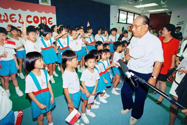 1995年11月7日、池田先生がシンガポール創価幼稚園を初訪問。温かな励ましの声をかけながら、「お父さん、お母さんを大切に」など、園児たちの指針となる言葉を贈った