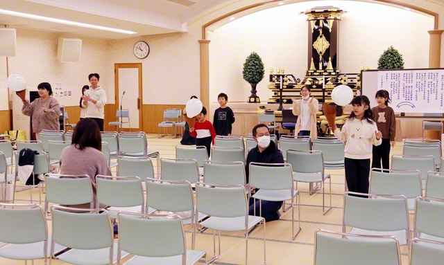 大人も交えて「風船運び」を楽しく実施（同）