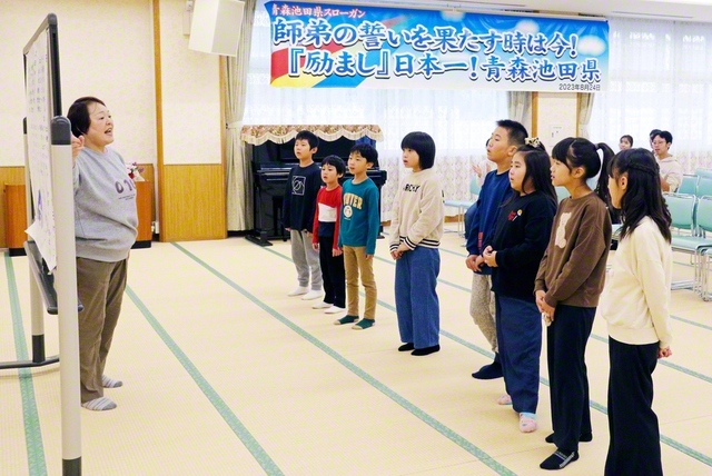 青森池田県の合唱練習の様子。未来部担当者が協力して歌唱指導をしながら、子どもたちに励ましを送る（10月26日、八戸文化会館で）