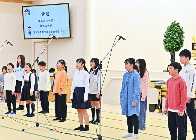 青葉合唱団が総宮城の部員会で元気な歌声を披露（同月12日、同文化会館で）