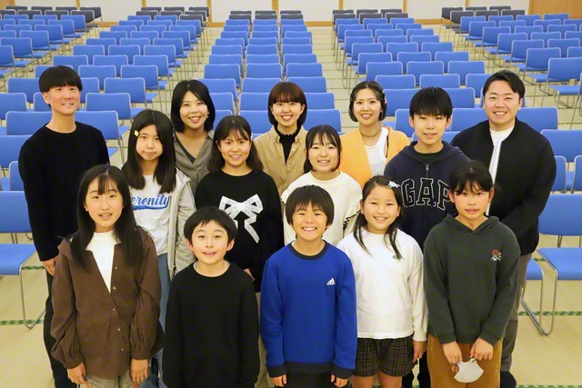 メンバーとスタッフが輝く笑顔でカメラに収まった（同）