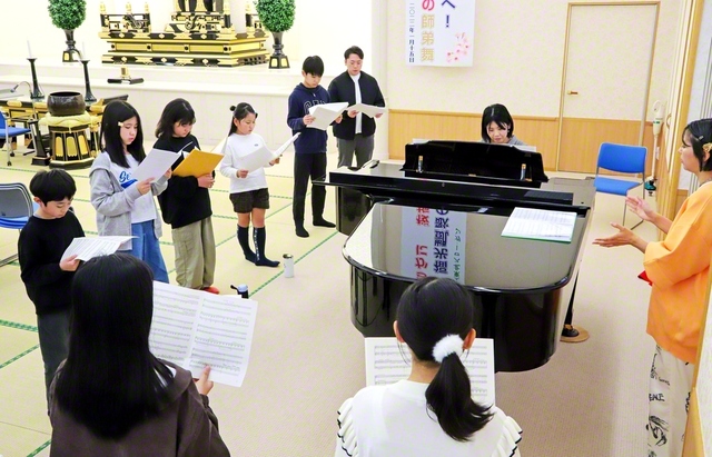 練習に取り組む宮城県青葉少年少女合唱団。指揮を担当するスタッフは、参考動画を見て練習し技術を磨くなど、メンバーを支える大人も一緒に成長している（10月25日、東北文化会館で）