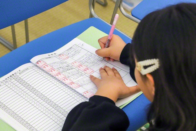 練習後、メンバーが感想や振り返りをノートに記入。この積み重ねが成長の一助に（同）